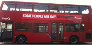 La campagna pubblicitaria di Stonewall sui bus britannici